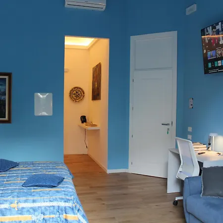 Falstaff Rooms & Suites-3